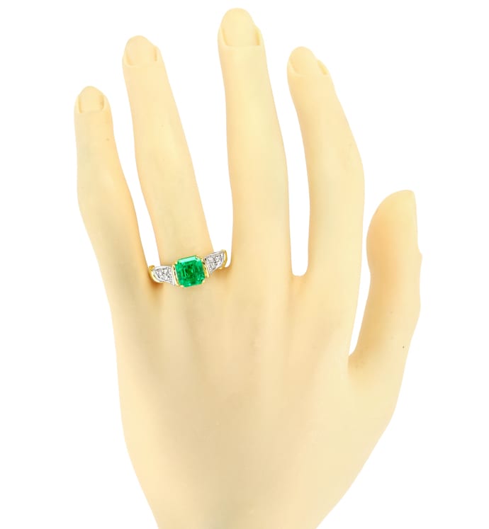 Foto 4 - Intensiv grüner Spitzen-Smaragd Diamantring, Q0156